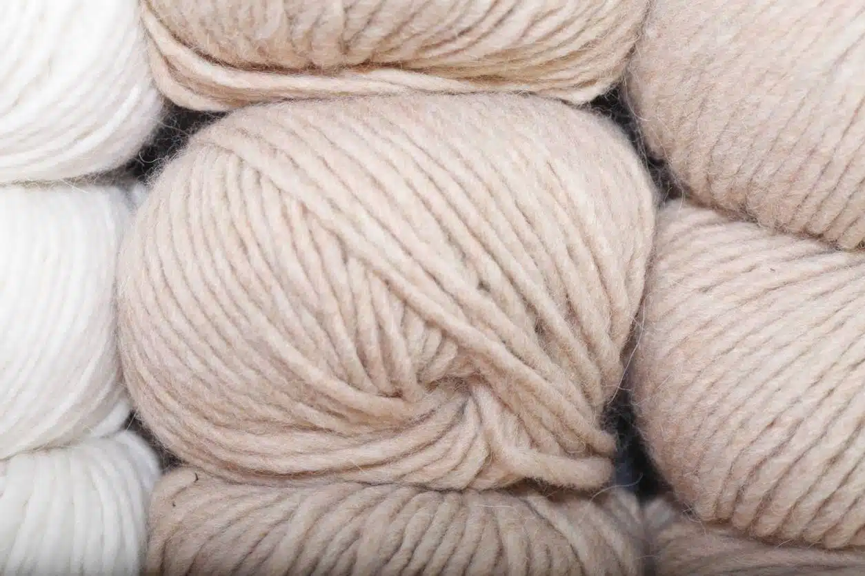 tricoter avec laine bouclée