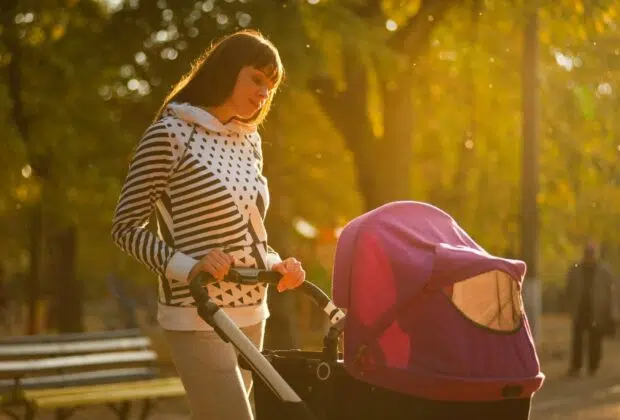 Une mère avec sa poussette trio