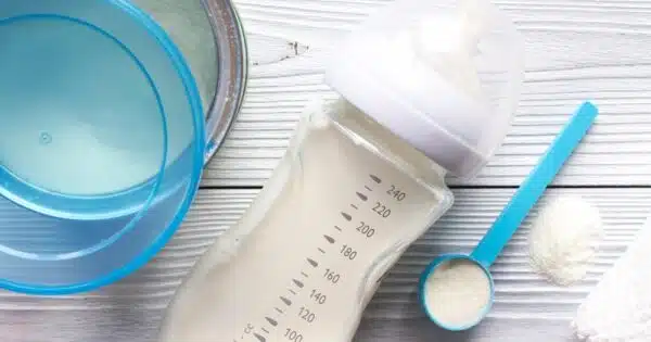 Comment choisir le meilleur lait en poudre pour votre bébé