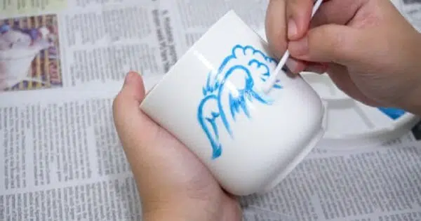 Comment faire tenir de la peinture acrylique sur une tasse