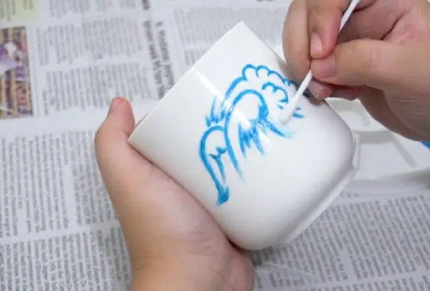 Comment faire tenir de la peinture acrylique sur une tasse