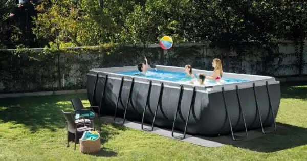 Habiller votre piscine tubulaire rectangulaire avec style