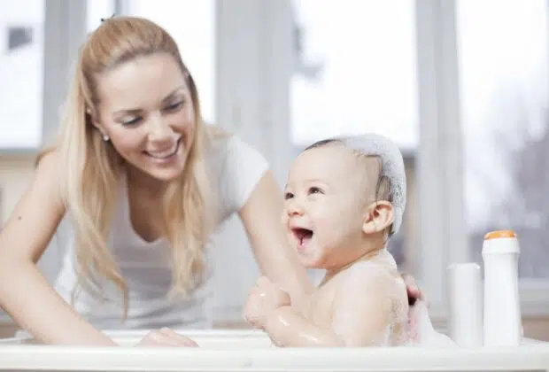 Une mère faisant la toilette à son bébé