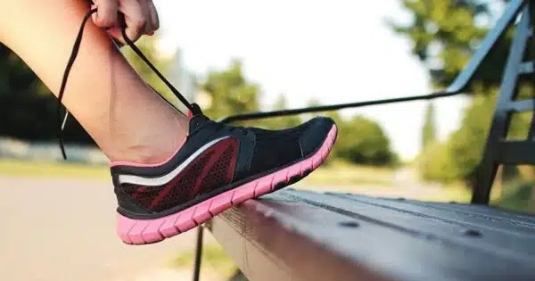 Dans le monde du running, le choix de la bonne paire de baskets revêt une importance capitale, et cela est particulièrement vrai pour les femmes. Loin d'être simplement un accessoire de mode, une paire de baskets de running bien choisie peut avoir un impact significatif sur la performance, le confort et même la prévention des blessures. Dans cet article, nous aborderons l'importance de choisir soigneusement une paire de baskets de running spécifiquement conçue pour les femmes. Le confort au premier plan La première considération lors du choix d’un basket de running pour femme disponible sur : https://www.intersport.fr/sports/running/chaussures/chaussures-femme/, est le confort. Les pieds subissent d'énormes pressions pendant la course et une paire de chaussures bien ajustée peut faire toute la différence. Les marques axées sur le running pour femmes mettent l'accent sur des caractéristiques telles que des semelles ergonomiques et un soutien adapté à la morphologie féminine. Ces éléments assurent non seulement un confort optimal tout au long de l'entraînement, mais ils contribuent également à prévenir les inconforts, tels que les ampoules et les douleurs articulaires. Cela permet ainsi aux coureuses de se concentrer pleinement sur leur performance. Performance améliorée Une paire de baskets de running bien adaptée peut également améliorer la performance. Les caractéristiques techniques, telles que l'amorti, la légèreté et la flexibilité, sont essentielles pour permettre une foulée naturelle et efficace. Les marques réputées investissent dans la recherche et le développement pour concevoir des chaussures qui maximisent l'énergie, offrent une adhérence optimale et réduisent la fatigue. Ces aspects clés aident non seulement à atteindre les objectifs de running, mais aussi à vivre une expérience de course gratifiante. Adaptation aux besoins spécifiques Chaque coureuse a des besoins biomécaniques spécifiques, tels que la pronation ou la supination, qui doivent être pris en compte lors du choix de baskets de running. Opter pour une paire adaptée garantit un soutien personnalisé, réduisant ainsi le risque de blessures. Les marques axées sur les femmes intègrent des technologies avancées pour répondre à ces exigences individuelles, offrant une expérience de running qui allie confort, performance et prévention des problèmes liés à la biomécanique. Cela favorise ainsi une pratique sportive saine et durable. Prévention des blessures La prévention des blessures est une préoccupation majeure pour tout coureur, qu'il soit débutant ou expérimenté. Des chaussures mal adaptées peuvent entraîner des problèmes tels que des douleurs articulaires, des blessures musculaires et des fractures de stress. Une paire de baskets de running conçue pour les femmes intègre souvent des technologies avancées pour minimiser l'impact sur les articulations et prévenir les blessures courantes liées à la course. La mode au service du running Bien que la performance et le confort soient prioritaires, l'esthétique ne doit pas être négligée. De nos jours, de nombreuses marques allient la technologie de pointe à des designs élégants, offrant aux coureuses une gamme de baskets de running à la fois fonctionnelles et stylisées. Une paire de chaussures qui allie mode et fonctionnalité peut être une puissante source de motivation, encourageant les coureuses à rester fidèles à leur programme d'entraînement.