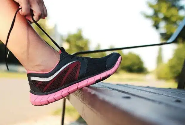 Dans le monde du running, le choix de la bonne paire de baskets revêt une importance capitale, et cela est particulièrement vrai pour les femmes. Loin d'être simplement un accessoire de mode, une paire de baskets de running bien choisie peut avoir un impact significatif sur la performance, le confort et même la prévention des blessures. Dans cet article, nous aborderons l'importance de choisir soigneusement une paire de baskets de running spécifiquement conçue pour les femmes. Le confort au premier plan La première considération lors du choix d’un basket de running pour femme disponible sur : https://www.intersport.fr/sports/running/chaussures/chaussures-femme/, est le confort. Les pieds subissent d'énormes pressions pendant la course et une paire de chaussures bien ajustée peut faire toute la différence. Les marques axées sur le running pour femmes mettent l'accent sur des caractéristiques telles que des semelles ergonomiques et un soutien adapté à la morphologie féminine. Ces éléments assurent non seulement un confort optimal tout au long de l'entraînement, mais ils contribuent également à prévenir les inconforts, tels que les ampoules et les douleurs articulaires. Cela permet ainsi aux coureuses de se concentrer pleinement sur leur performance. Performance améliorée Une paire de baskets de running bien adaptée peut également améliorer la performance. Les caractéristiques techniques, telles que l'amorti, la légèreté et la flexibilité, sont essentielles pour permettre une foulée naturelle et efficace. Les marques réputées investissent dans la recherche et le développement pour concevoir des chaussures qui maximisent l'énergie, offrent une adhérence optimale et réduisent la fatigue. Ces aspects clés aident non seulement à atteindre les objectifs de running, mais aussi à vivre une expérience de course gratifiante. Adaptation aux besoins spécifiques Chaque coureuse a des besoins biomécaniques spécifiques, tels que la pronation ou la supination, qui doivent être pris en compte lors du choix de baskets de running. Opter pour une paire adaptée garantit un soutien personnalisé, réduisant ainsi le risque de blessures. Les marques axées sur les femmes intègrent des technologies avancées pour répondre à ces exigences individuelles, offrant une expérience de running qui allie confort, performance et prévention des problèmes liés à la biomécanique. Cela favorise ainsi une pratique sportive saine et durable. Prévention des blessures La prévention des blessures est une préoccupation majeure pour tout coureur, qu'il soit débutant ou expérimenté. Des chaussures mal adaptées peuvent entraîner des problèmes tels que des douleurs articulaires, des blessures musculaires et des fractures de stress. Une paire de baskets de running conçue pour les femmes intègre souvent des technologies avancées pour minimiser l'impact sur les articulations et prévenir les blessures courantes liées à la course. La mode au service du running Bien que la performance et le confort soient prioritaires, l'esthétique ne doit pas être négligée. De nos jours, de nombreuses marques allient la technologie de pointe à des designs élégants, offrant aux coureuses une gamme de baskets de running à la fois fonctionnelles et stylisées. Une paire de chaussures qui allie mode et fonctionnalité peut être une puissante source de motivation, encourageant les coureuses à rester fidèles à leur programme d'entraînement.