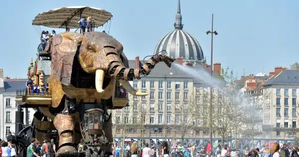 Un grand éléphant artificiel à Nantes