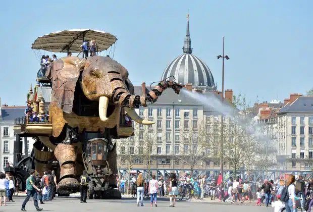 Un grand éléphant artificiel à Nantes