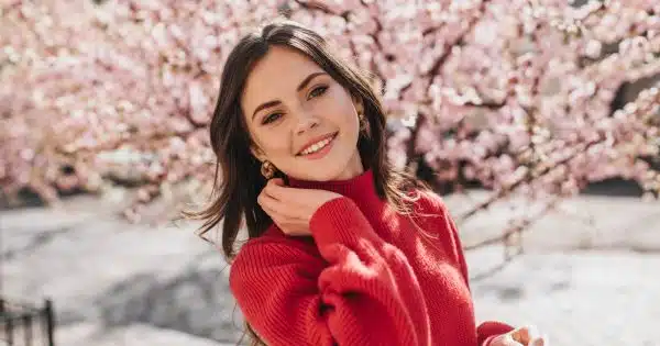 Portrait d'une femme avec un pull rouge