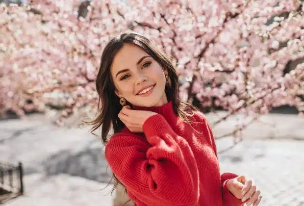 Portrait d'une femme avec un pull rouge