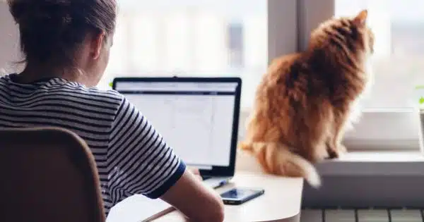 Une femme de dos sur son PC