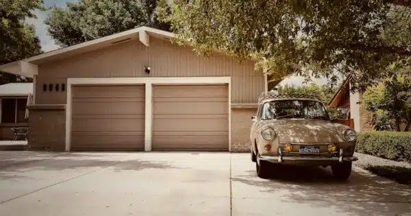 une voiture garée devant un double garage