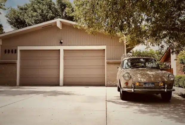 une voiture garée devant un double garage