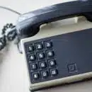Téléphone fixe pour personne âgée : filaire ou sans fil ?